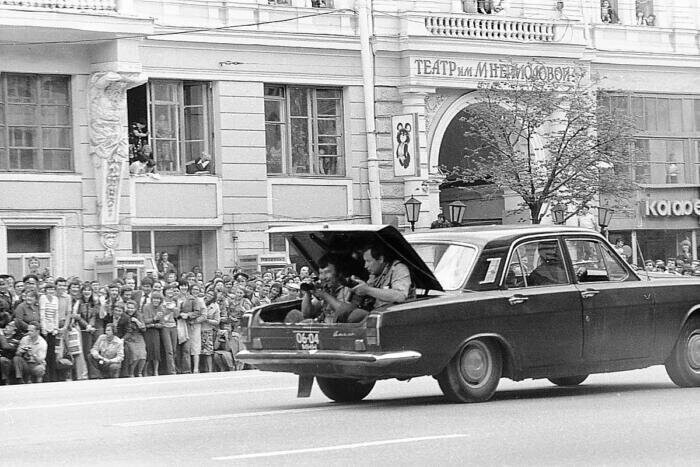 Съемка эстафеты олимпийского огня на улице Горького в движении, 1980.