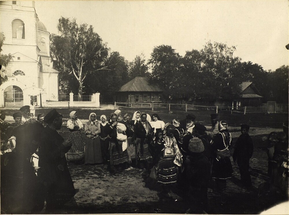 Пляска жениха и невесты перед венчанием. Мари (черемисы), Йошкаролинский р-н, ок. 1914. Автор О. И. Смоленцев
