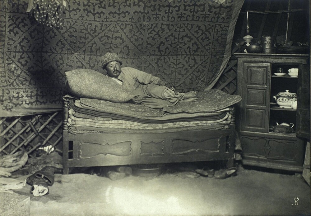 Внутренний вид юрты. Казахстан, Семипалатинская область, 1899. Автор С. М. Дудин