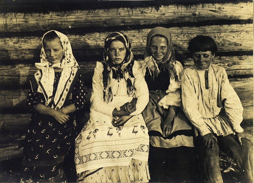 Дети и подростки села Чёлмужи. Карелия, 1899.  Автор М. А. Круковский