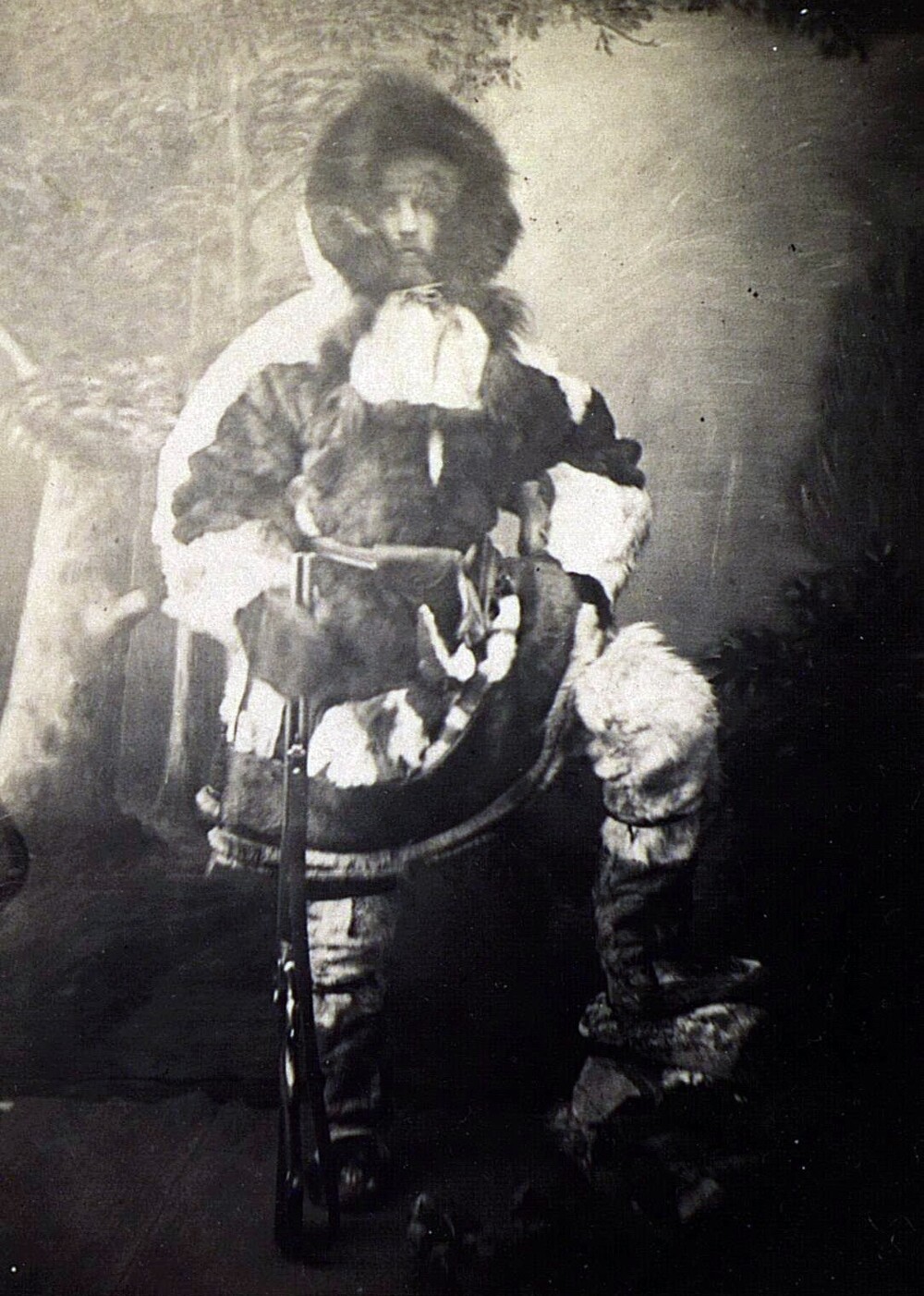 Мужчина в кухлянке (верхней меховой одежде) и тарбаза (меховой обуви). Якутия (Саха), вторая половина XIX в.