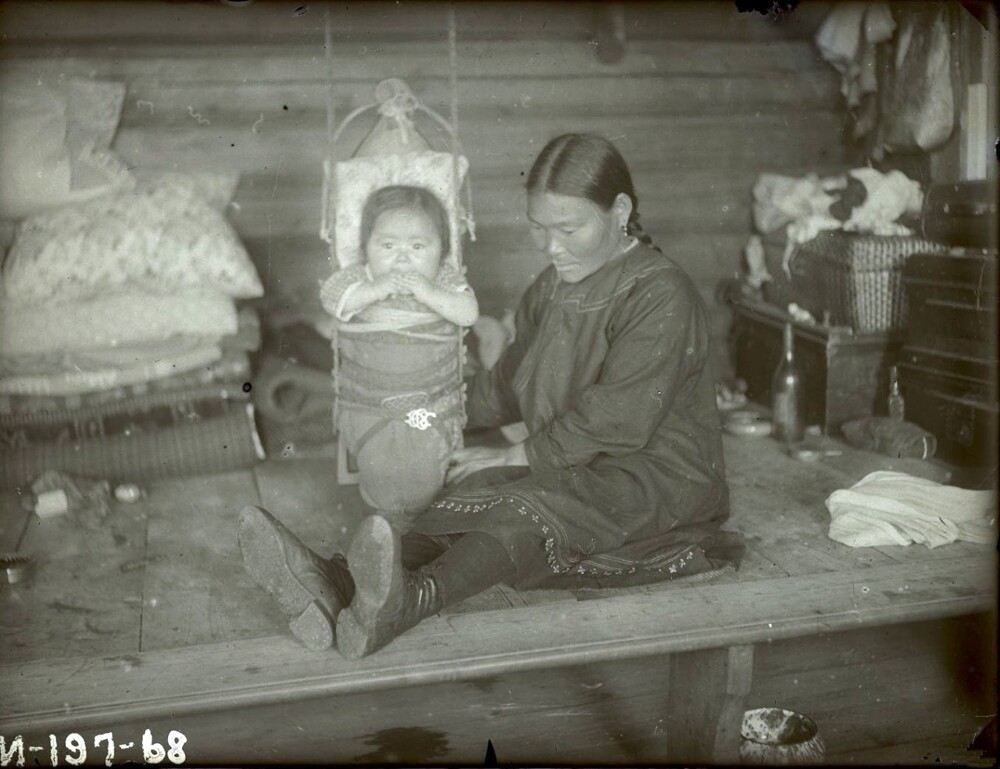 Мать с дочерью. Нивхи, Хабаровский край, Николаевский р-н, 1931