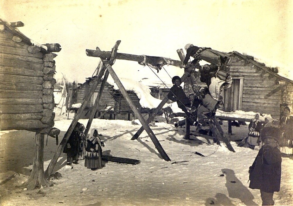 На качелях во время Пасхальной недели, чукчи,  Приморская область, 1885 – 1899