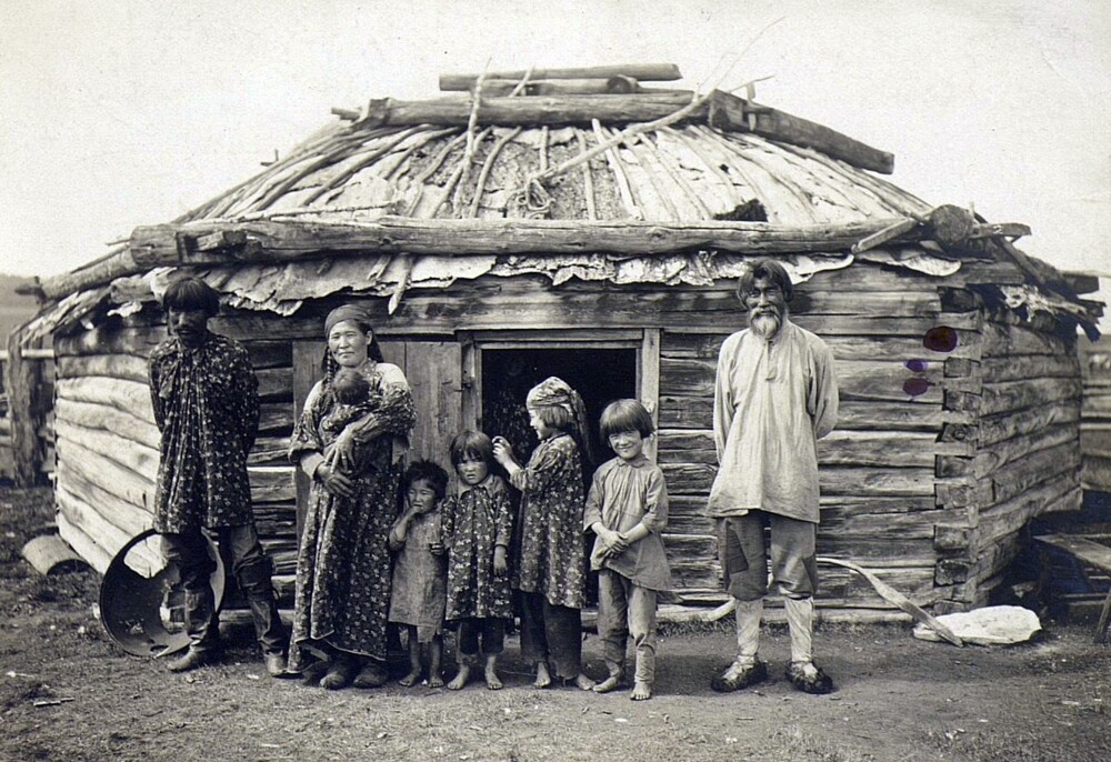 Небогатая семья у своей юрты. Качинцы, Красноярский край, Минусинский р-н, 1910. Автор В. И. Анучин