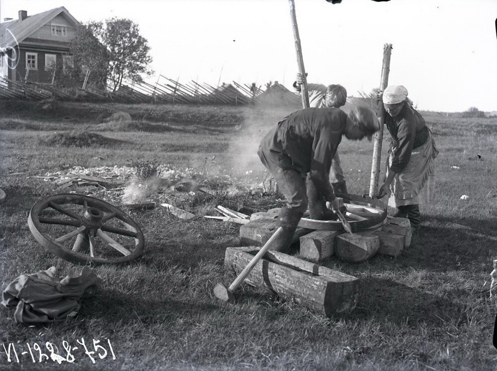Натягивание обода на колесо. Карелия, 1927. Автор А. А. Беликов