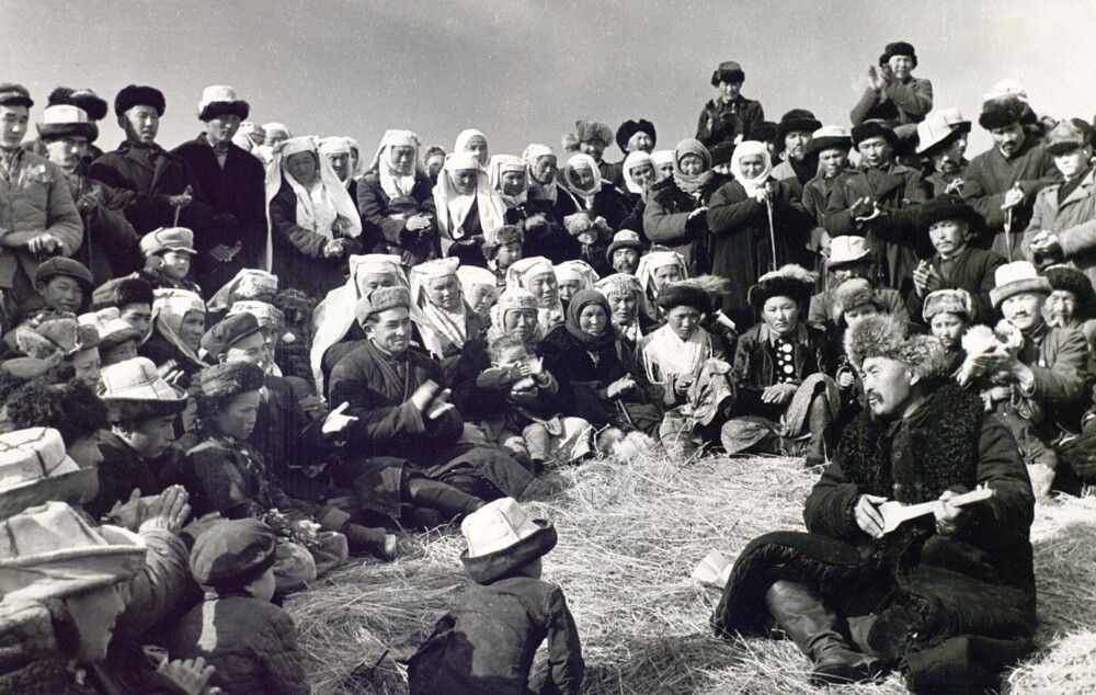 На свадьбе поэт Карахун поет для гостей песню. Казахи, 1950-е