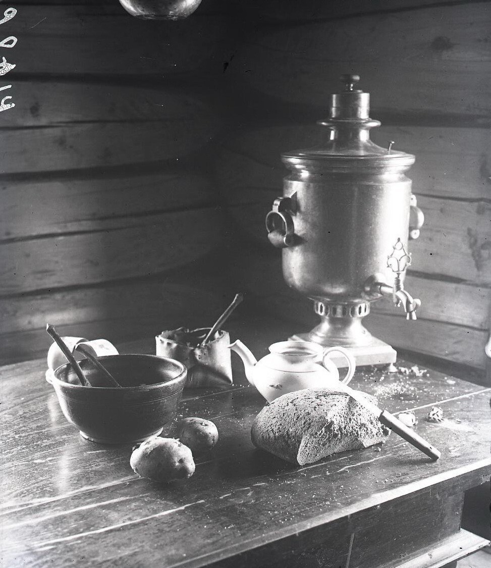 Натюрморт с хлебом. Карелия, Ведлозеро, 1927.  Автор А. А. Беликов
