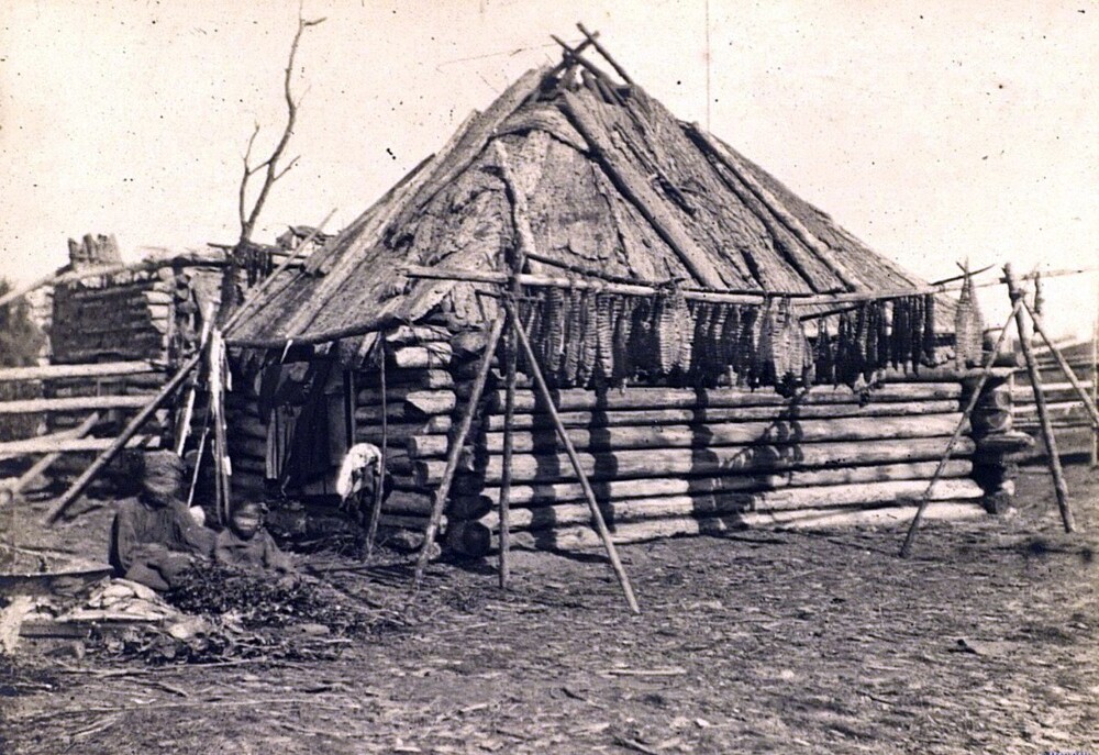 Жилище оседлых юкагиров. Якутия (Саха), конец XIX в.  Автор В. И. Иохельсон