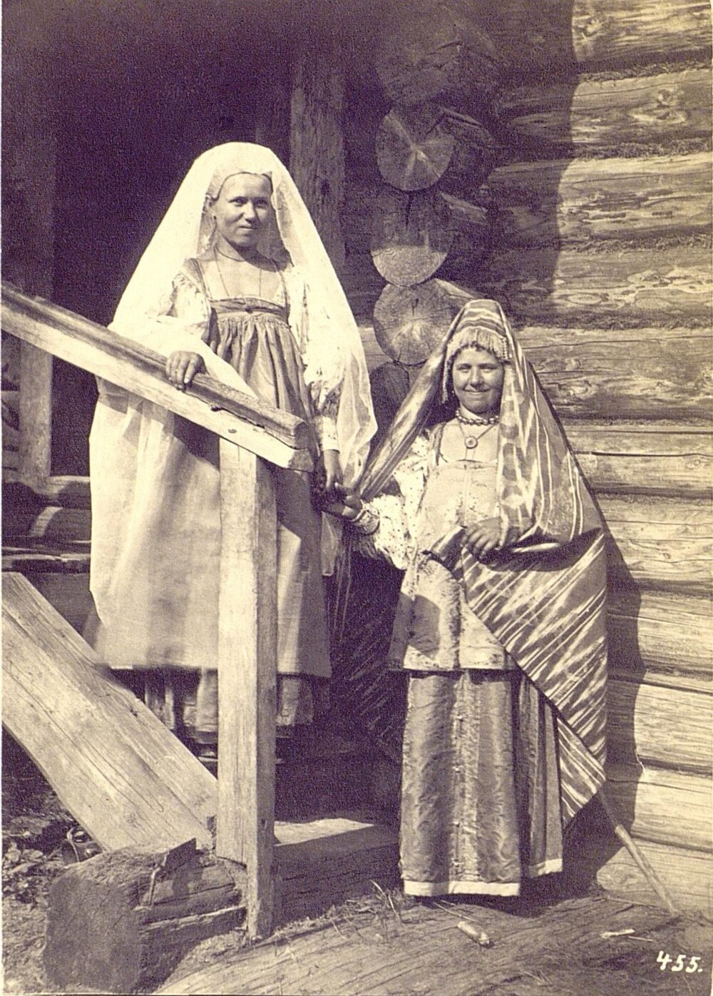 Девушка и замужняя женщина в праздничных костюмах.  Чувашия, с. Порецкое, 1870-е. Автор В. А. Каррик