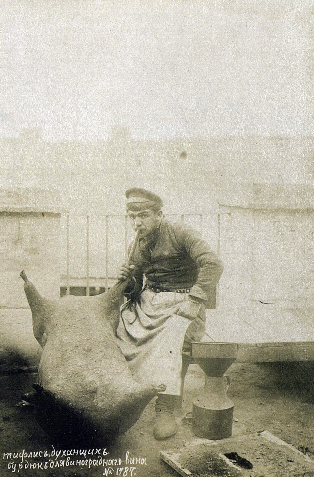 Духанщик с бурдюком для вина. Грузия, Тифлис, 1890-е.  Автор Ф. Ордэн