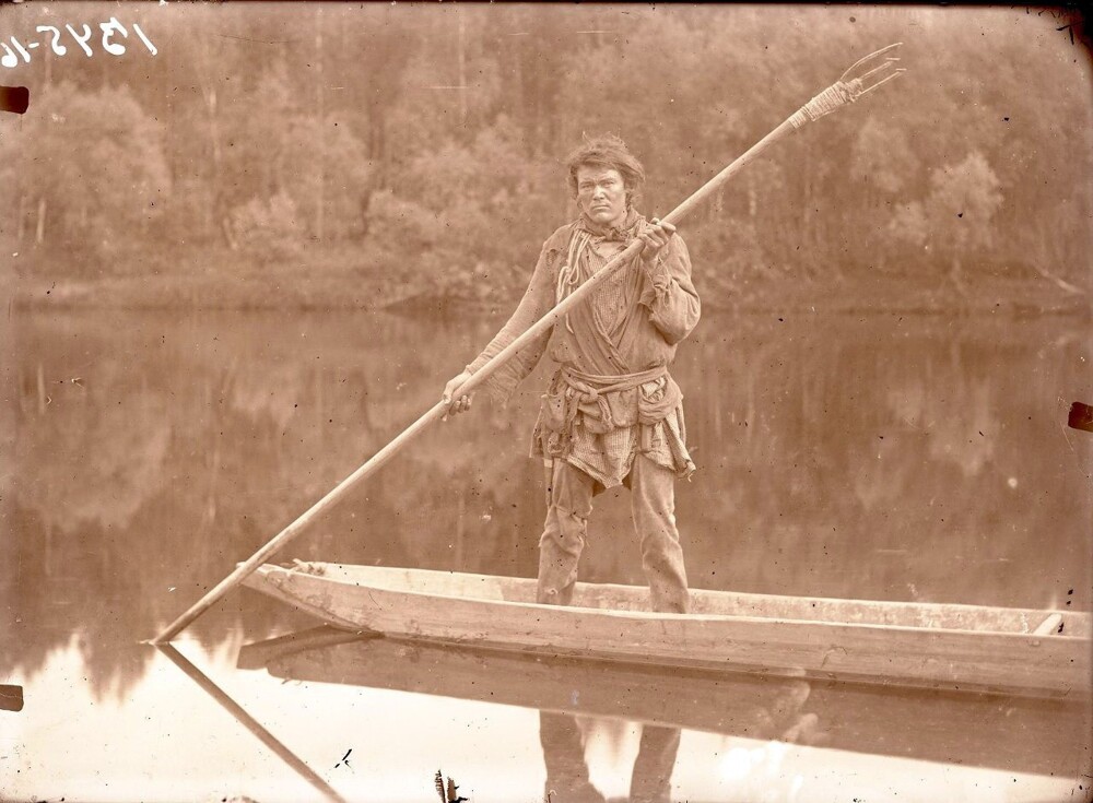 Рыбак с острогой. Манси, Свердловская область,  Верхотурский р-н, 1908. Автор И. К. Зеленов