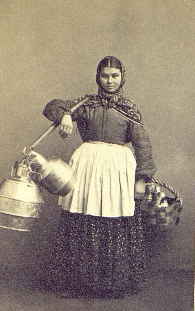 Продавщица молока (охтянка). Санкт-Петербург, 1860-е.  Автор В. А. Каррик