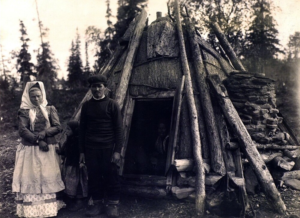 Семья Голых у чума. Саамы кольские, Мурманская область, ок. 1908. Автор В. А. Плотников