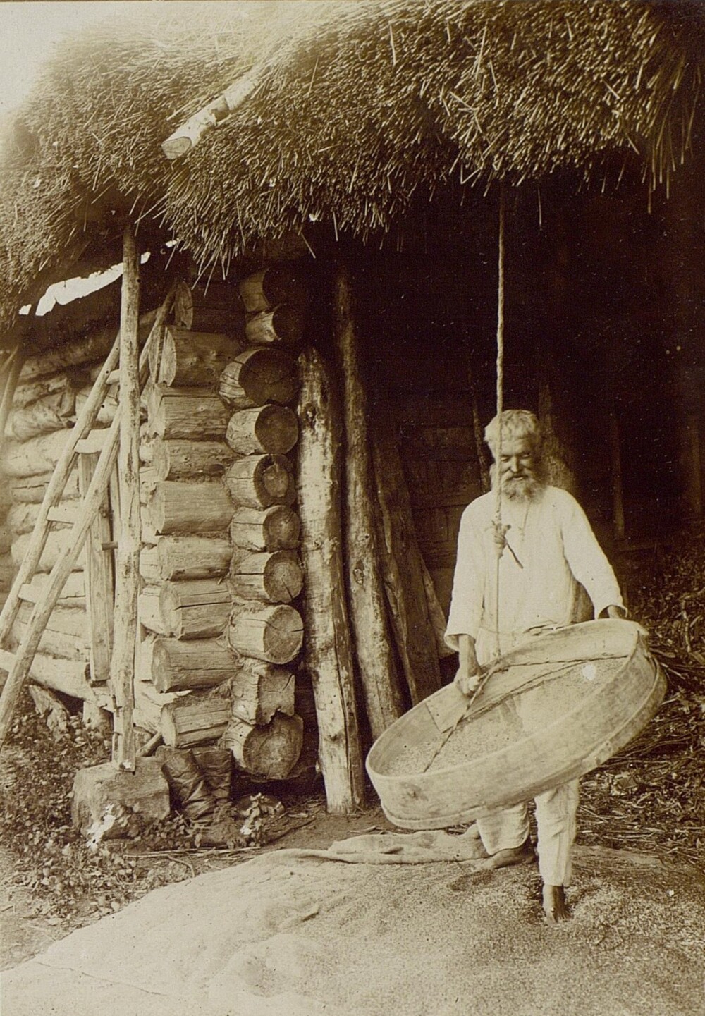 Просеивание пшеницы. Алтайский край, ок. 1911.  Автор М. А. Круковский