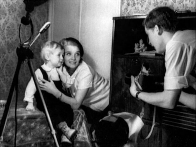 Владимир Ивашов фотографирует супругу Светлану Светличную и сына Алексея
