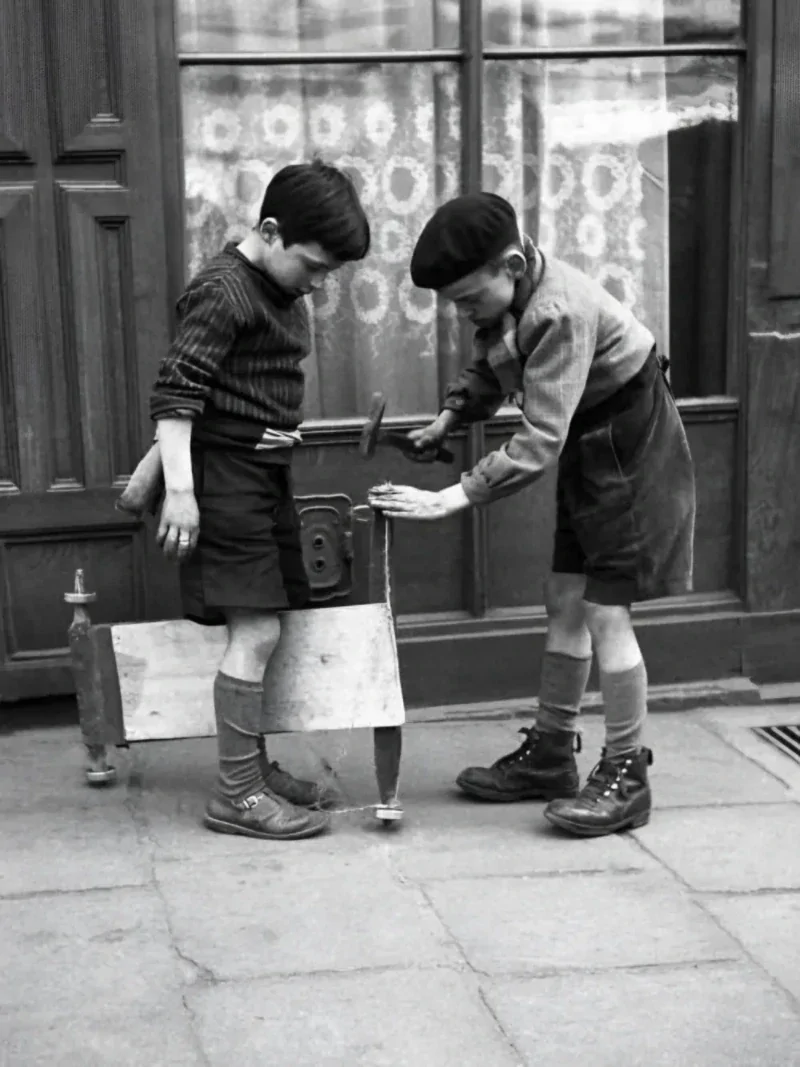 Пацаны и их самодельный скейтборд.  Париж, 1951 год