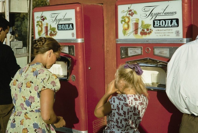 Автоматы с газированной водой, 1964 год, Москва. Автор фото-Харрисон Форман.