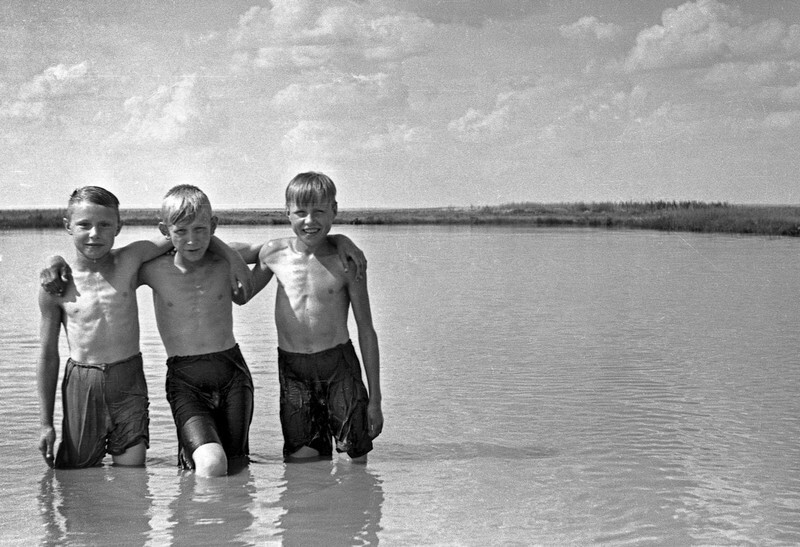 Обитатели села Березняги. Друзья, июнь-июль 1953. Автор фото-Сухарев Сергей Алексеевич.