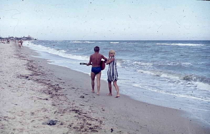 Пара на песчаном морском берегу, 1967-1968. Автор фото-Горкин Виктор Николаевич.