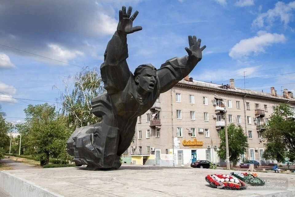 Памятник Герою Советского Союза, установленный в Волгограде