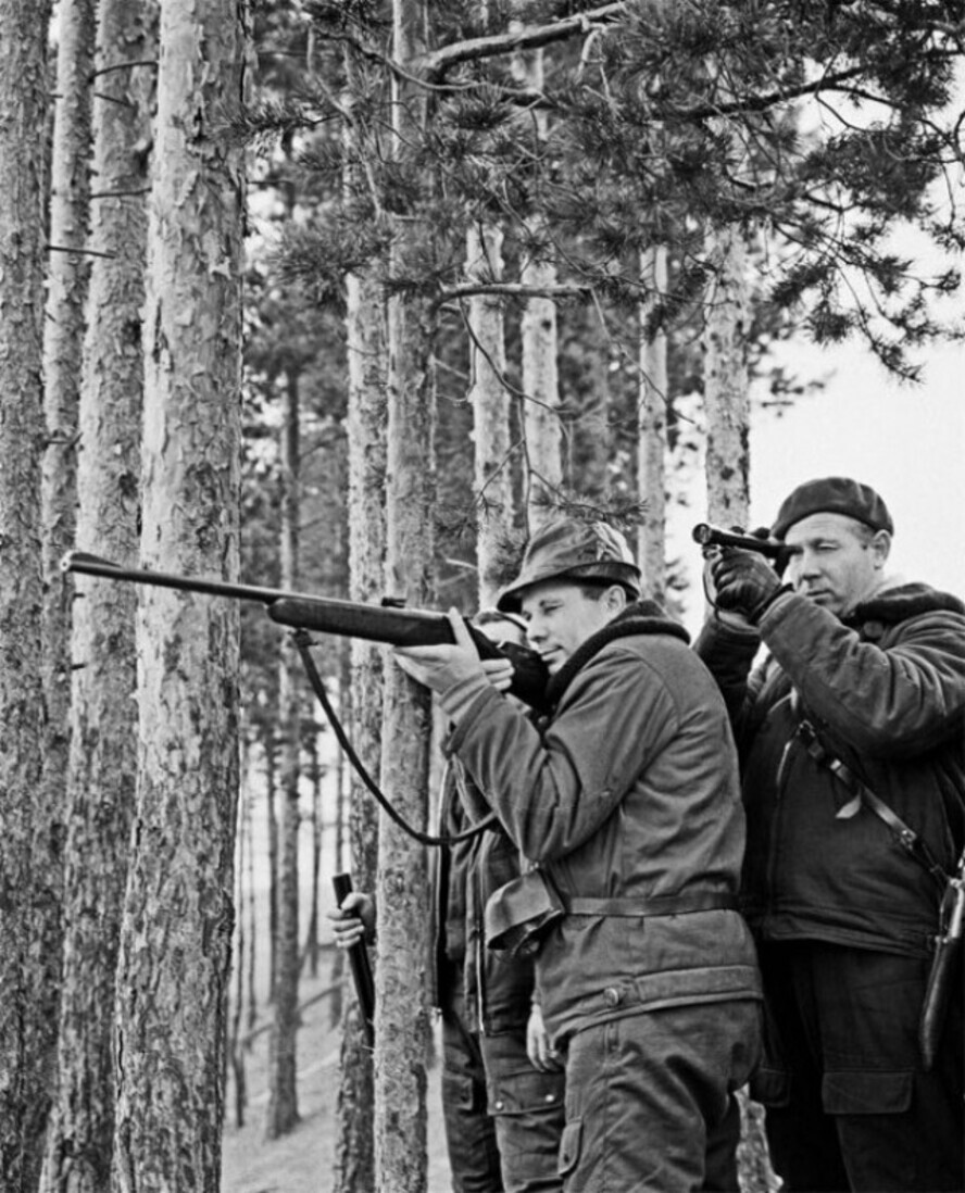 Юрий Гагарин и Алексей Леонов на охоте. Октябрь 1966 года