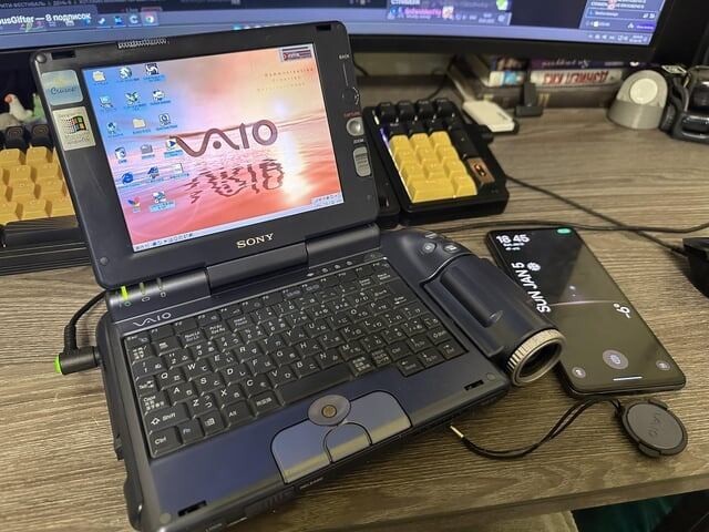 10. Sony VAIO PCG-GT1, уникальный ноутбук со встроенной видеокамерой. Он вышел на рынок в 2000 году исключительно в Японии. Всего было выпущено 500 штук, так что эта модель очень цениться коллекционерами ретро-техники