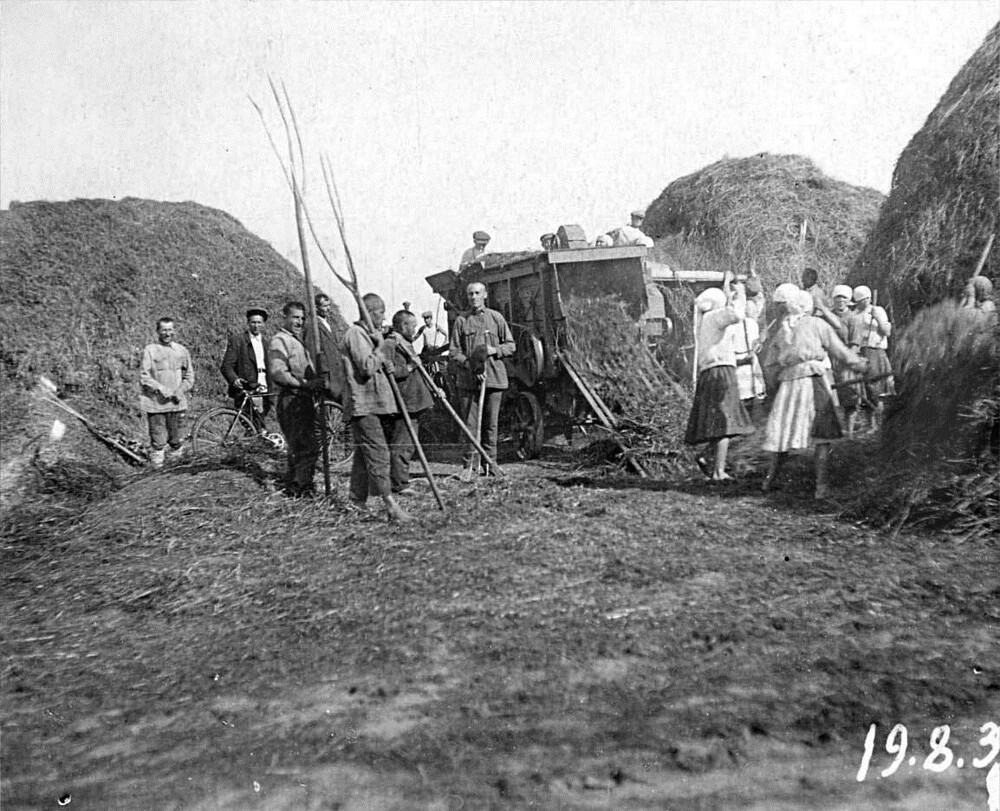 В деревне Болотихово. Брянская область. Жирятинский район. 1938 год.