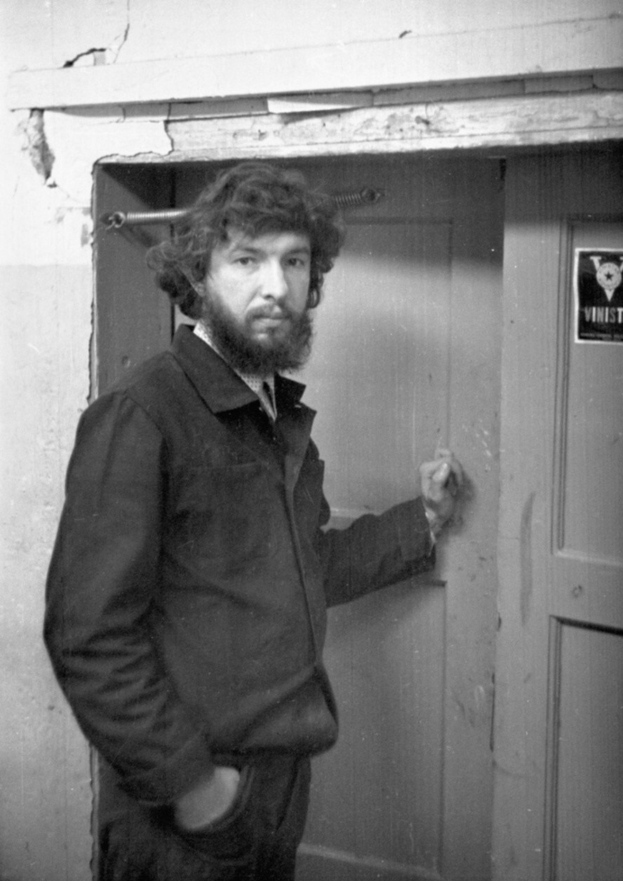 Рабочий рекламно-оформительского цеха. 1983 – 1984 года. Фотограф Владимир Карлов. Московская обл., г. Люберцы, ул. Котельническая