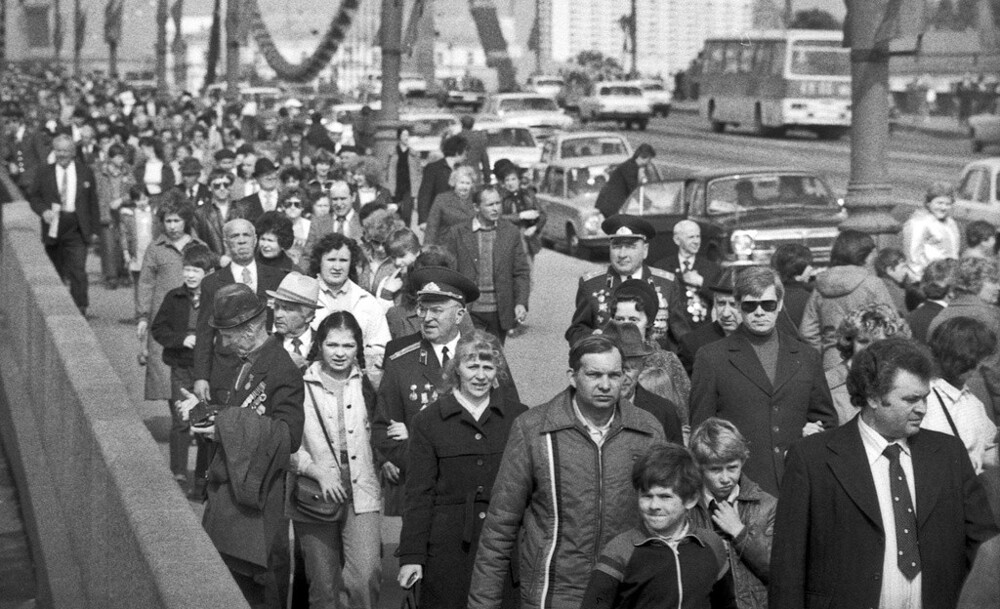 К месту сбора. 9 мая 1983 года. Фотограф Павел Сухарев.