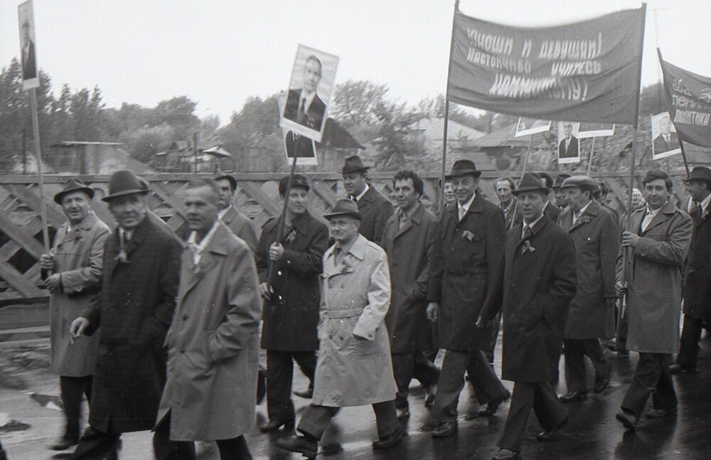 Первомайская демонстрация. 1 мая 1983 года. Фотограф С. С. Тарасенко. Воронежская обл., г. Лиски