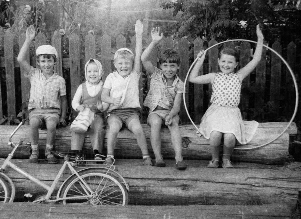 Архив Дениса Тюленева. Дети на бревнах. 1983–1985 годы. Калининская обл., дер. Берниково