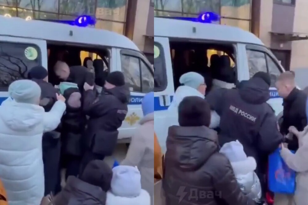 "Вам не стыдно?": москвичи пытались помешать задержанию женщины, катавшейся на самокате с ребёнком
