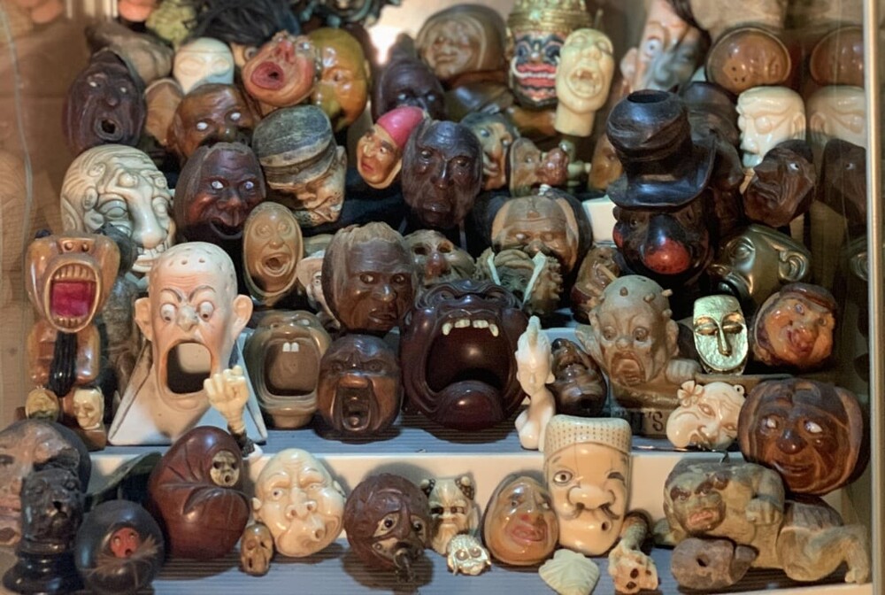 7. Коллекция керамических лиц, то ещё зрелище