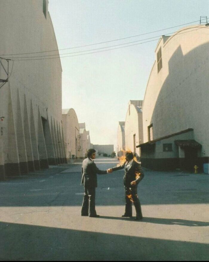 29. Съемка обложки для альбома Pink Floyd «Wish You Were Here», киностудия Warner Brothers, 1975 год