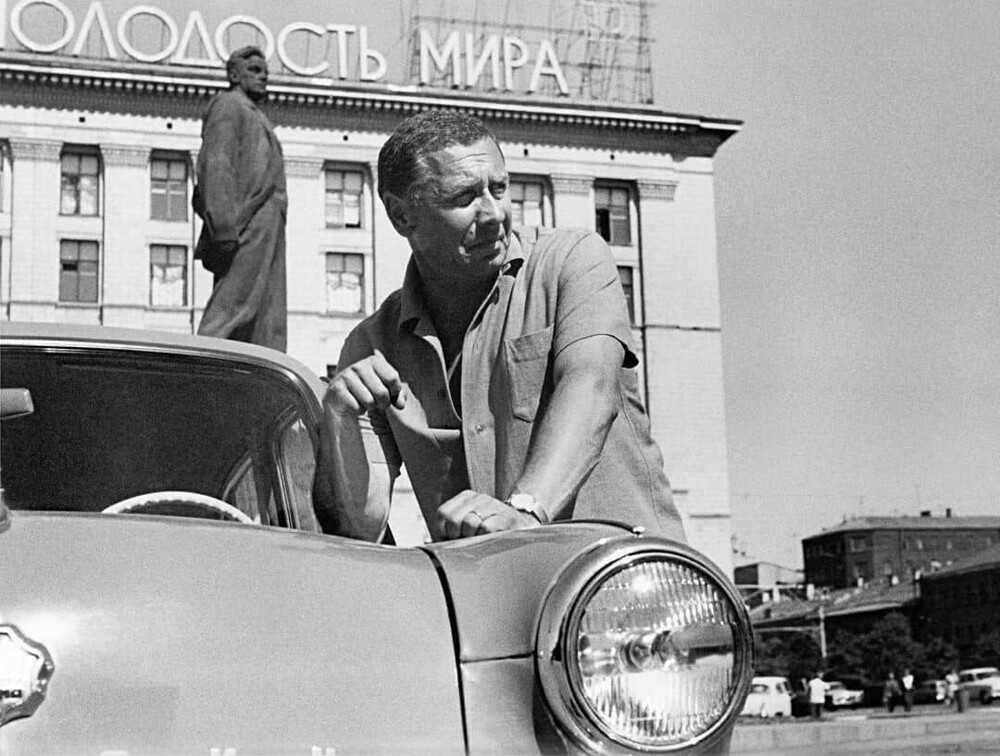 	Анатолий Папанов у своего автомобиля. Москва. 1960 год