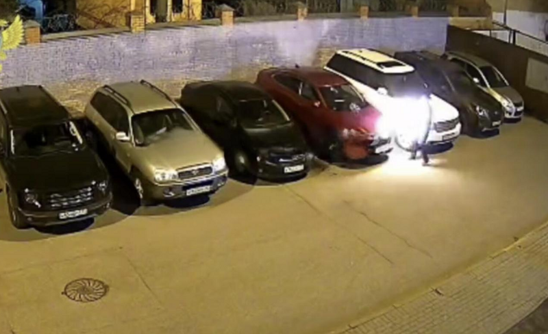 Момент поджога припаркованного автомобиля на востоке Москвы попал на видео