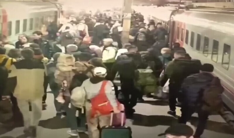 Падение мужчины между вагоном поезда и платформой на вокзале в Москве