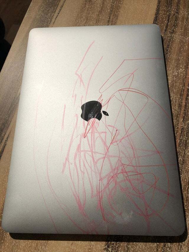Годовалый малыш обновил MacBook Pro