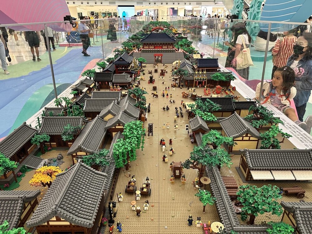11. Выставка Lego в Гонконге и "самая большая в мире кирпичная диорама"