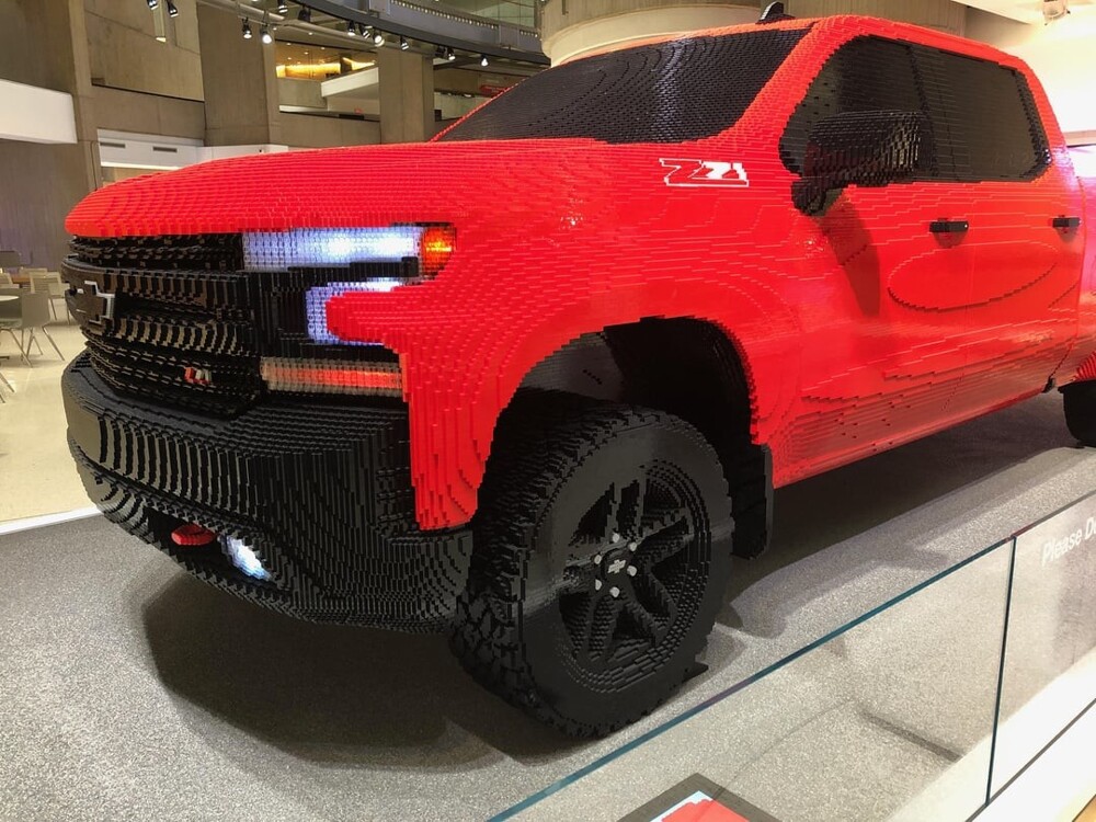 13. Полноразмерный Chevrolet Silverado из LEGO
