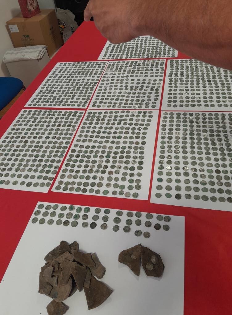 Мужчина во время прогулки нашел почти 1500 древних монет