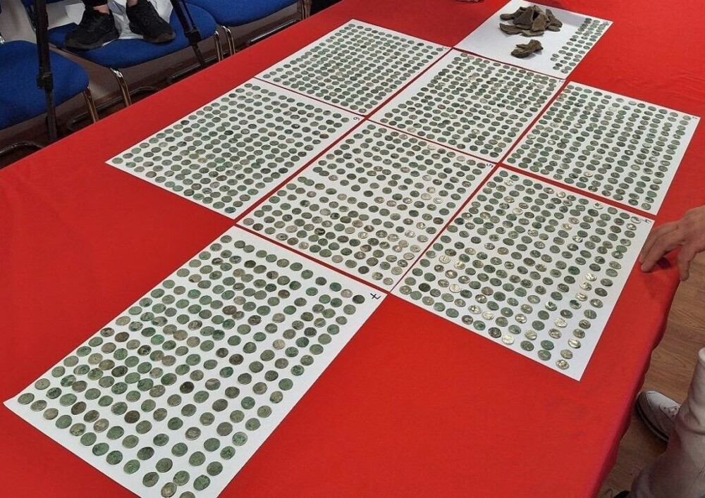 Мужчина во время прогулки нашел почти 1500 древних монет