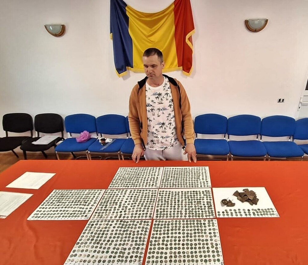 Мужчина во время прогулки нашел почти 1500 древних монет
