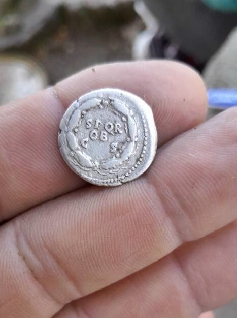 Мужчина во время прогулки нашел почти 1500 древних монет