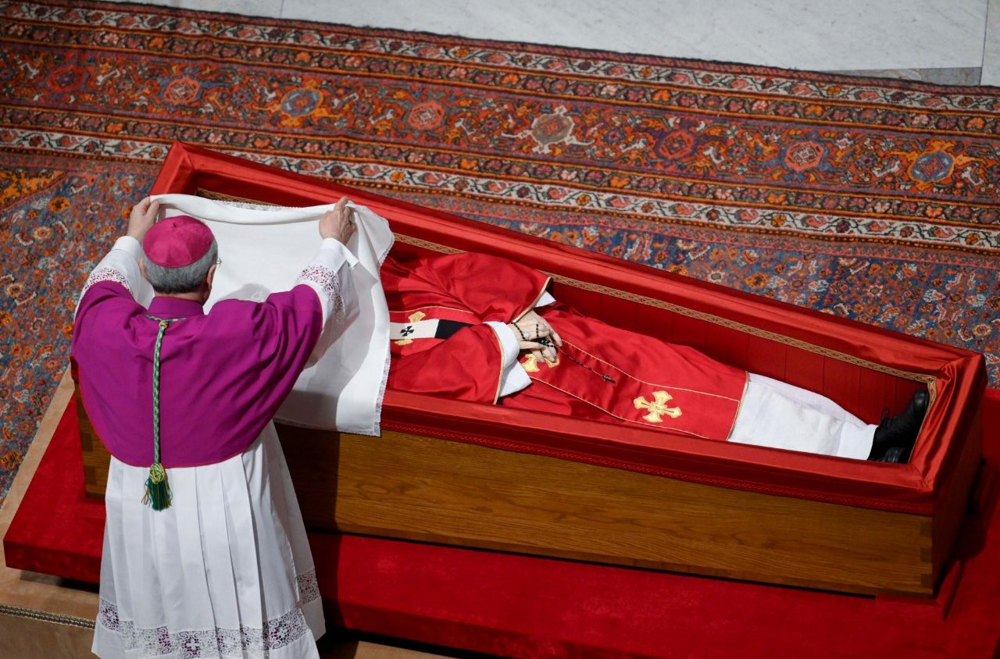 Vatican News: Гроб Папы запечатан перед похоронами в субботу утром (Упаковали Папу)