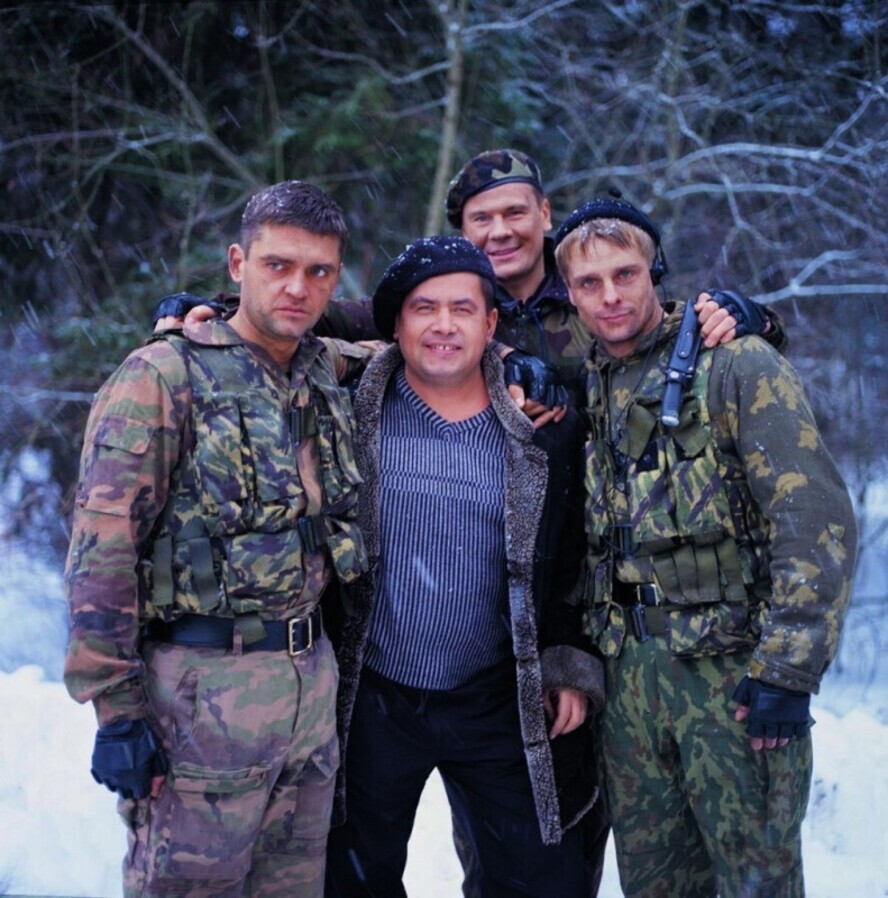 Давай за... Николай Росторгуев с актерами сериала «Спецназ», 2002 г. Игорь Лифанов, Владислав Галкин и Александр Носик.