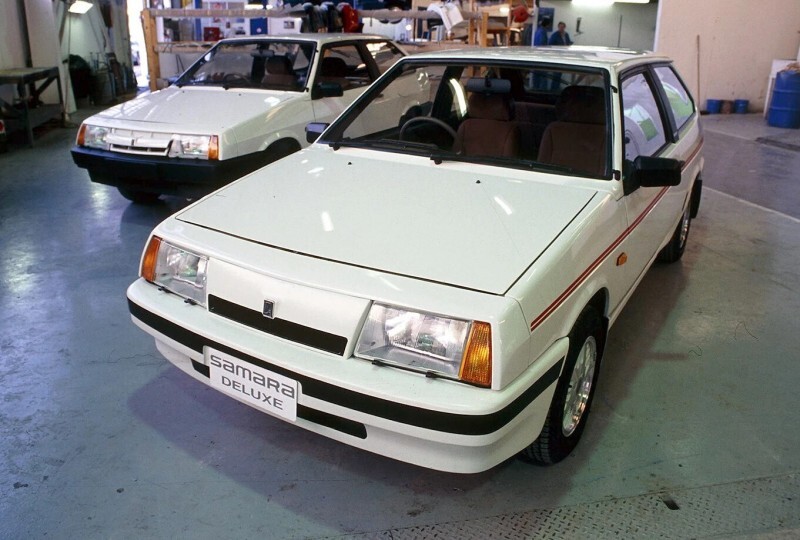 Праворульные Lada Samara в одном из автосалонов Австралии, 1988 год