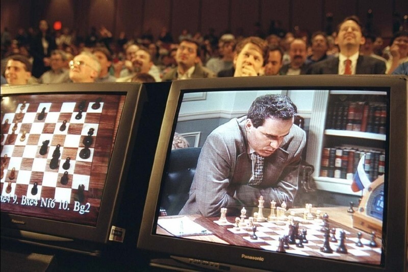 Гарри Каспаров против суперкомпьютера Deep Blue от IBM. Нью-Йорк, 1997 год. (видать тогда и поехала крыша)