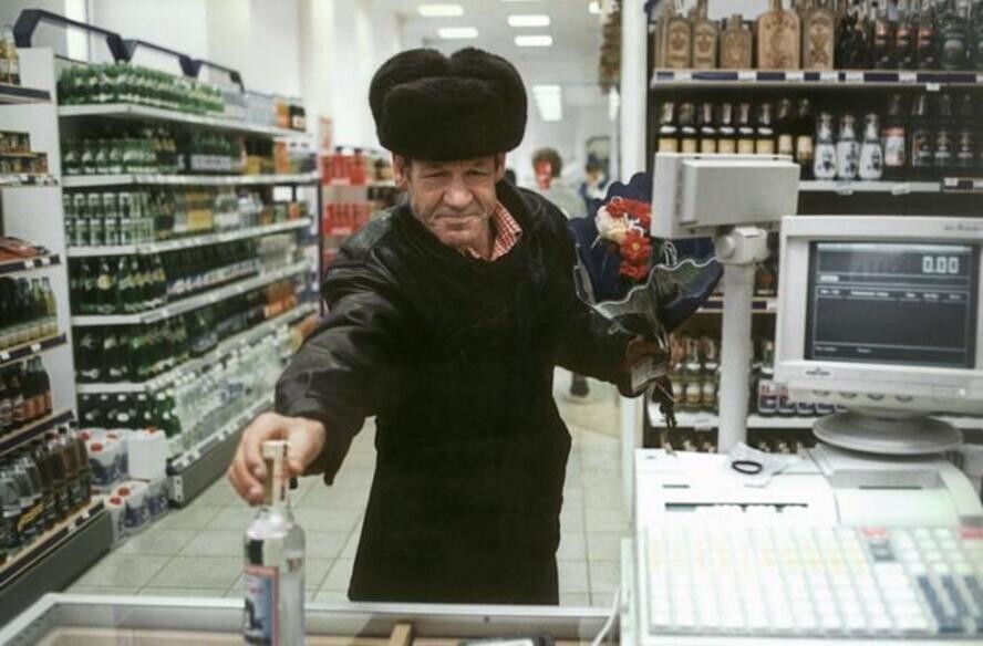 На кассе супермаркета, Москва, 1996 год