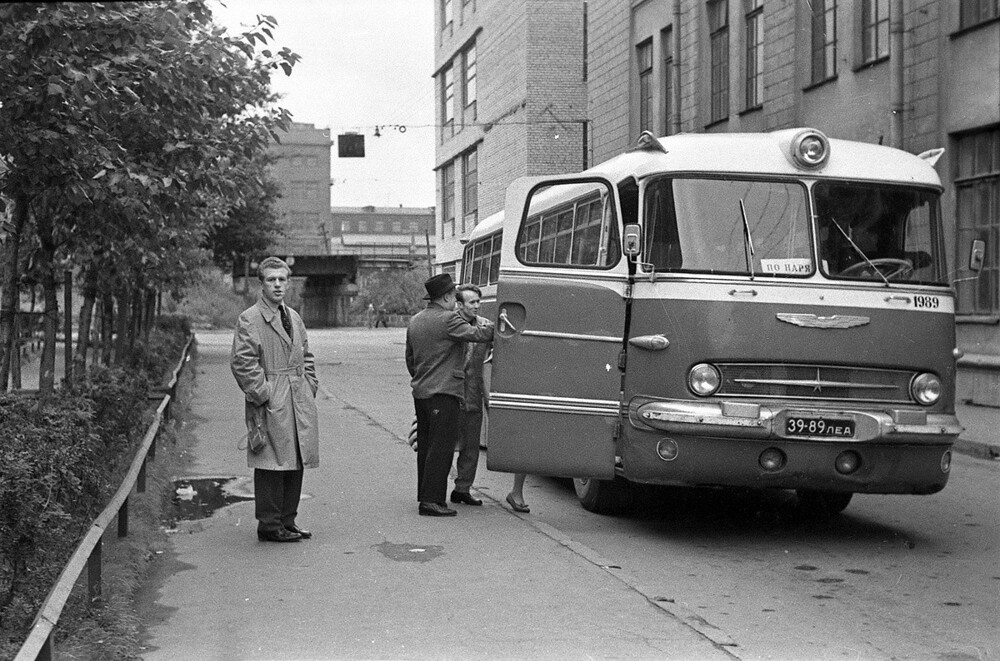 Довольно редкий для Ленинграда автобус Ikarus-66 на улице Коли Томчака